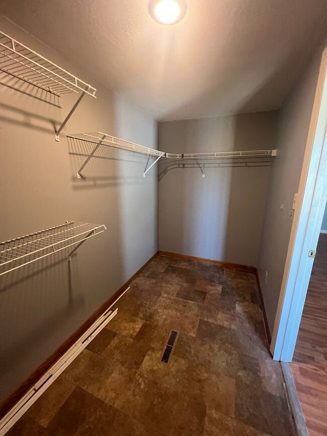 Building Photo - 3 bedrooms/2 bathrooms with detached 2 car...
