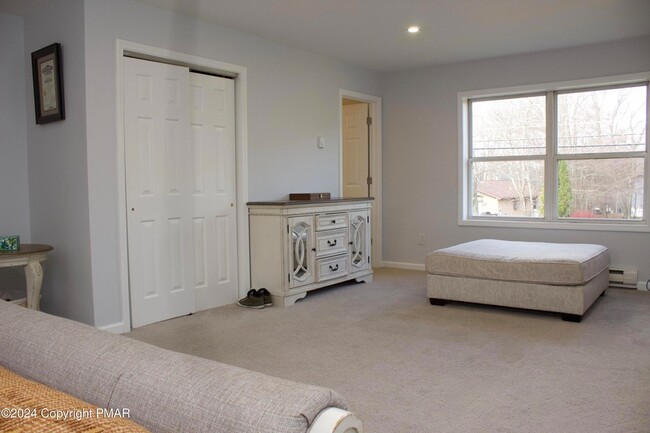 Building Photo - 1044 Knollwood Dr