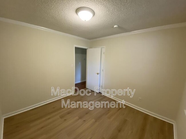 Building Photo - 104 Waverly Dr