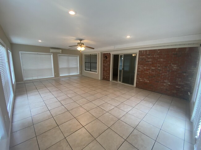 Building Photo - 8604 Timberlyn Way