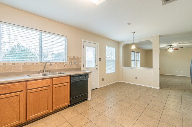 Building Photo - 137 Weeping Way