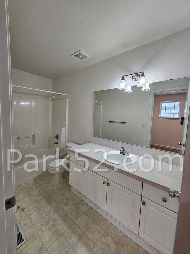 Building Photo - University Place Single Family in Gated Community