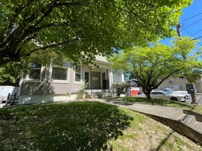 Building Photo - Beautiful Newly Remodeled Unit in Buckman with Washer/Dryer, A/C