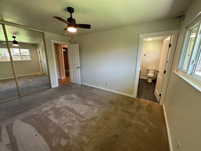 Building Photo - Beautiful 3 Bedroom, 2 Bath Tracy Home