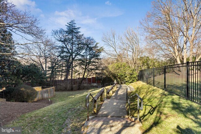 Building Photo - 2030 N Adams St