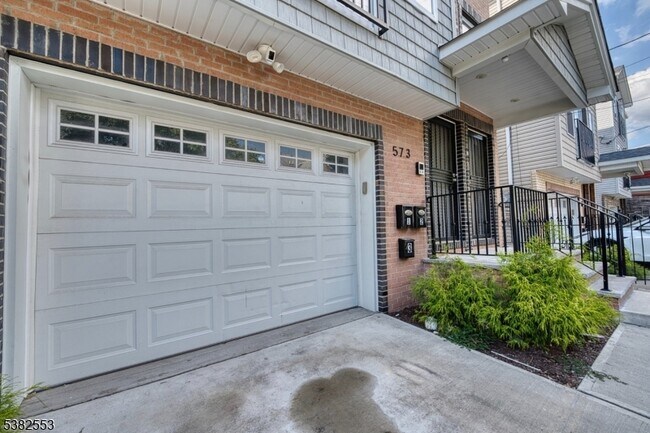 Building Photo - 573 S 18th St