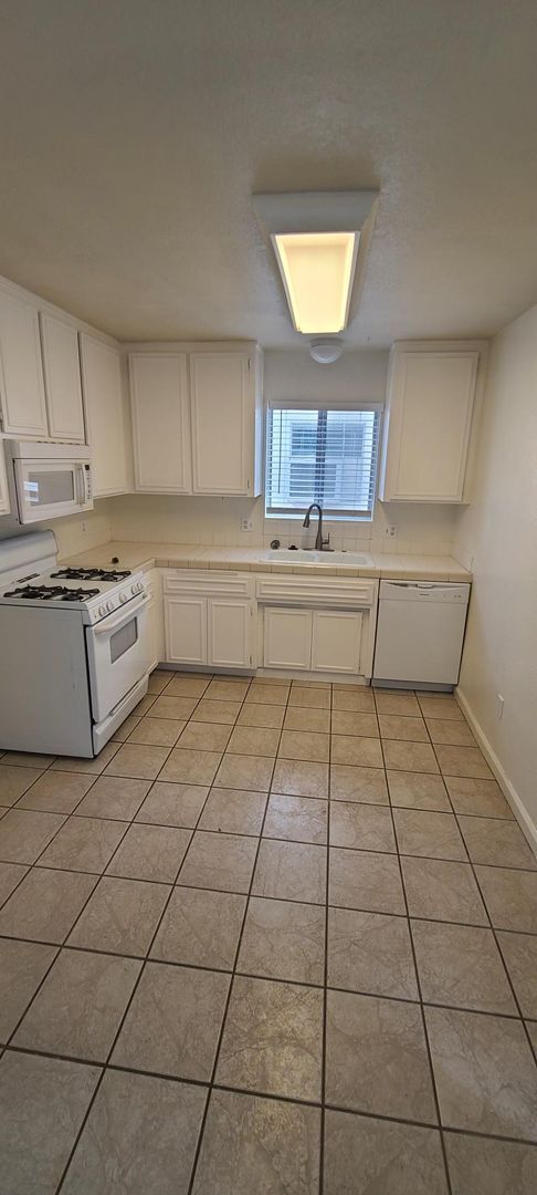 Building Photo - 2Bedroom/1 Bath Condo with private Yard an...