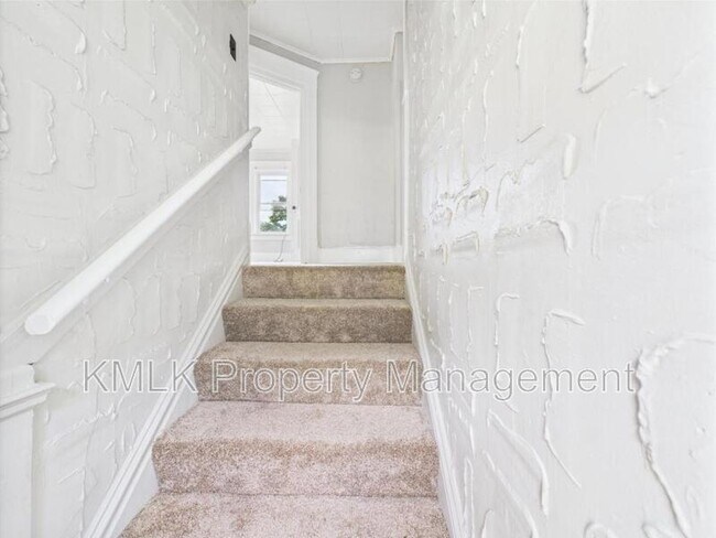 Building Photo - 448 E Voris St