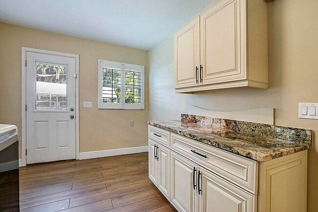 Building Photo - 12812 Raymond Dr