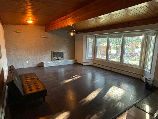 Building Photo - 2217 Cherry Dr