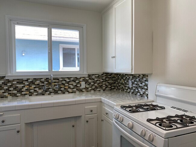 Building Photo - 504 N Hollywood Way