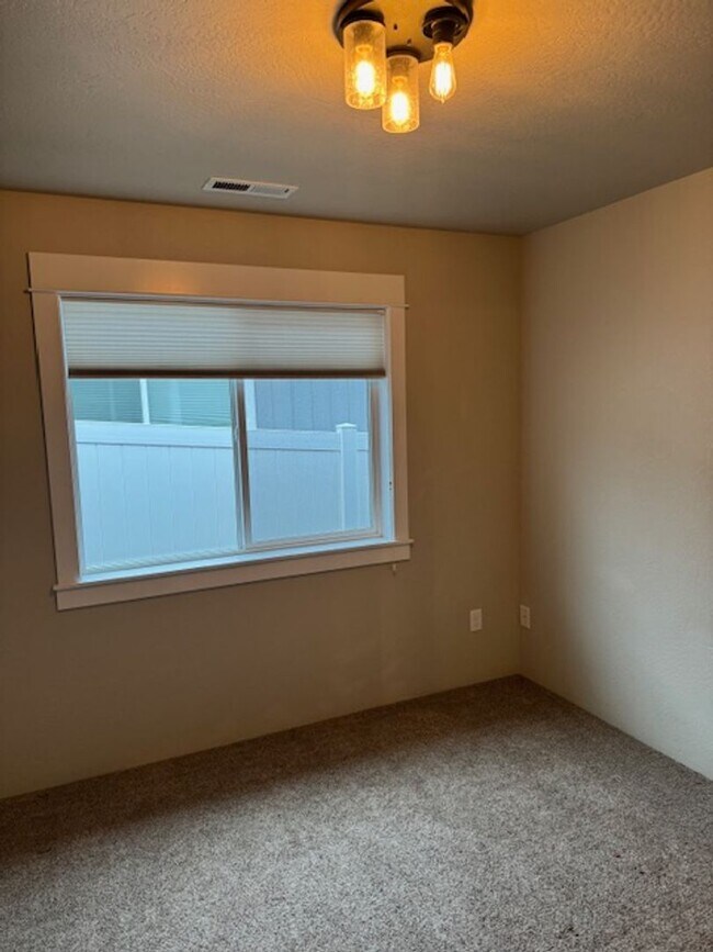 Building Photo - 3 BEDROOM/ 2 BATH HOME WITH OPEN LAYOUT AND SCENIC SETTING