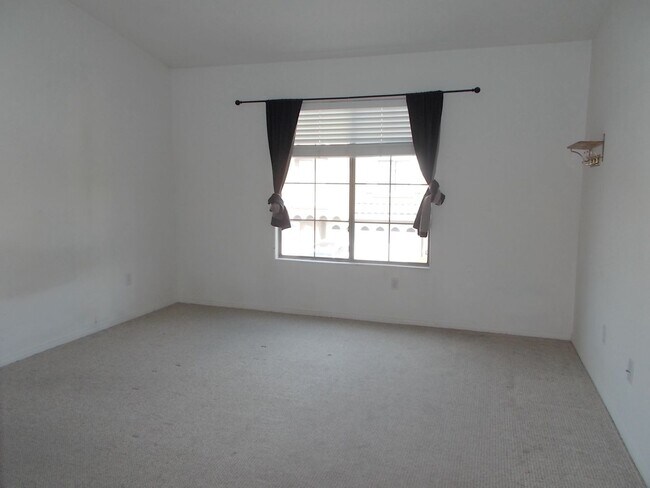 Building Photo - Move-In Ready 2BD/2BA Corner-Unit Condo in Guard-Gated Painted Desert!