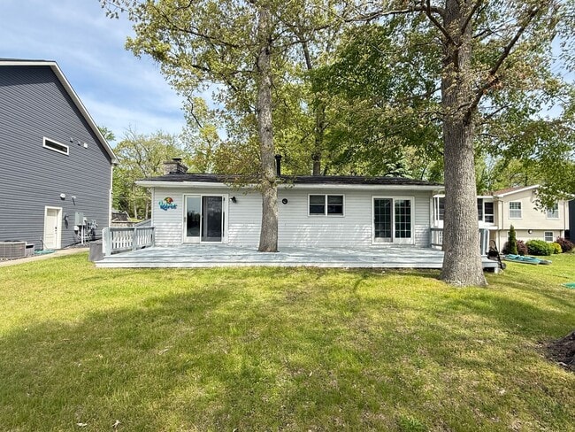 Building Photo - Lakefront Home on Lake Columbia – Private Dock & Spacious Backyard