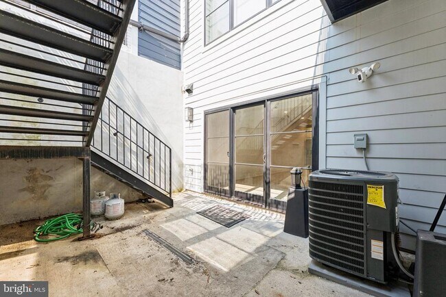 Building Photo - 1705 Trinidad Ave NE