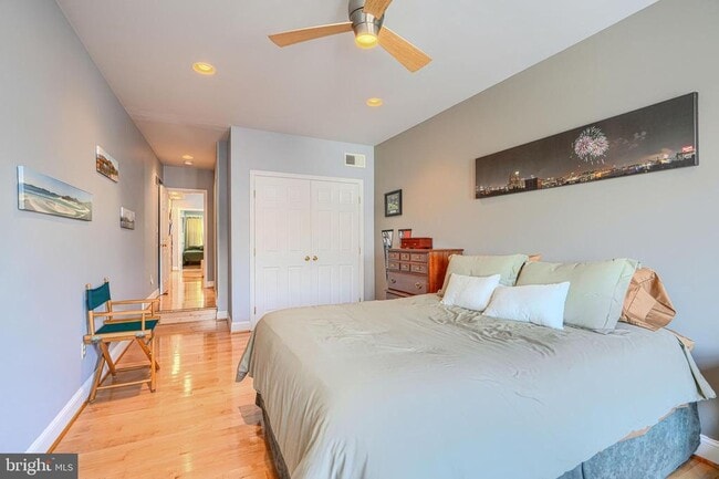 Building Photo - 542 E Clement St