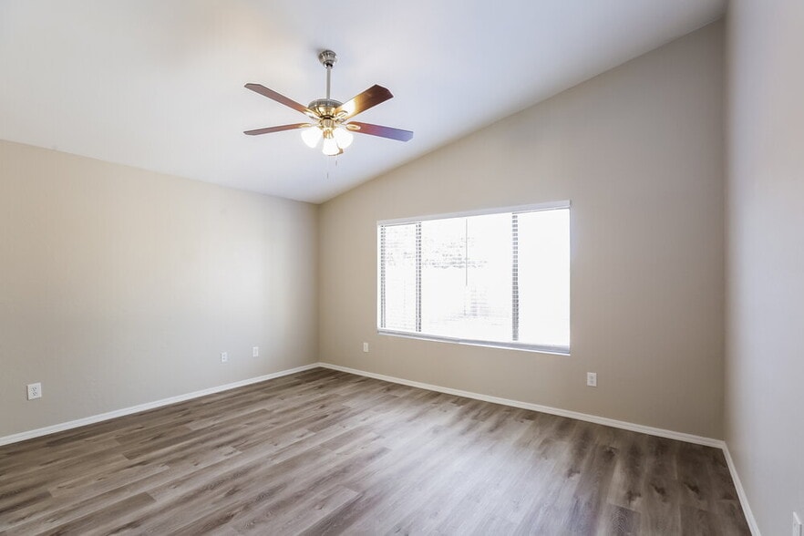 Building Photo - 1510 N Saddle St