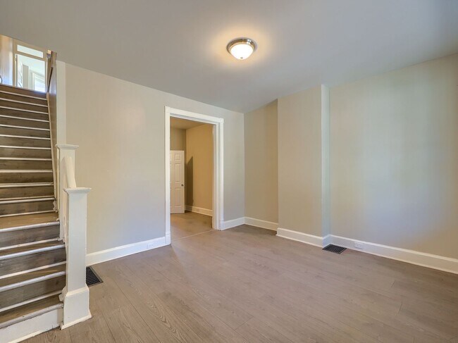 Building Photo - 4 Bedroom Home
