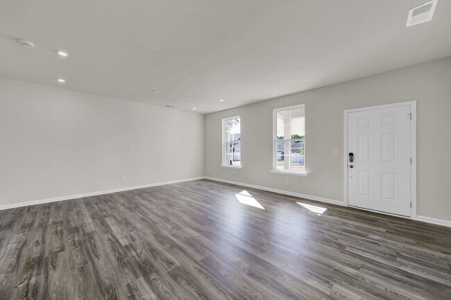 Building Photo - Beautiful End Unit Townhome In Mint Hill