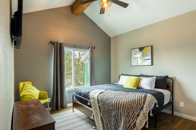 Building Photo - 1527 Lamar St