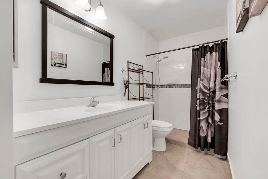 Building Photo - 3040 NE 16th Ave