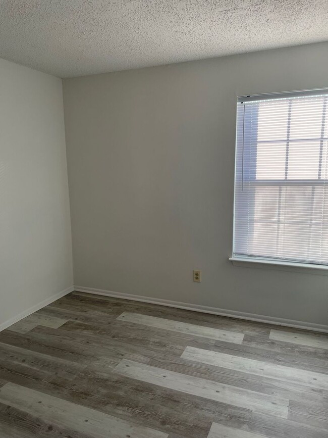 Building Photo - Rent Special Alert! Move in by 01/01 and e...