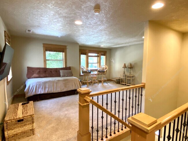Building Photo - *Coming Soon* Charming Old Bend Rental | 3...