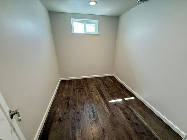 Building Photo - 3 Bedroom / 2 Bath Home - Bespoke Elegance in the University District!