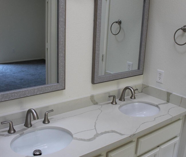 Master bath - 623 E Northview Ave