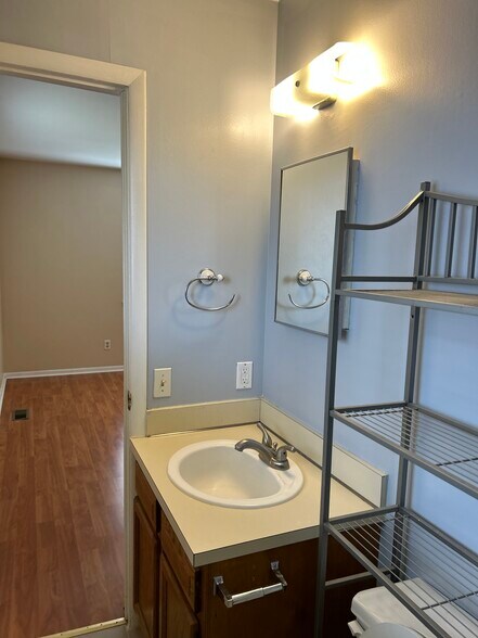 Building Photo - 325 W Woodruff Ave