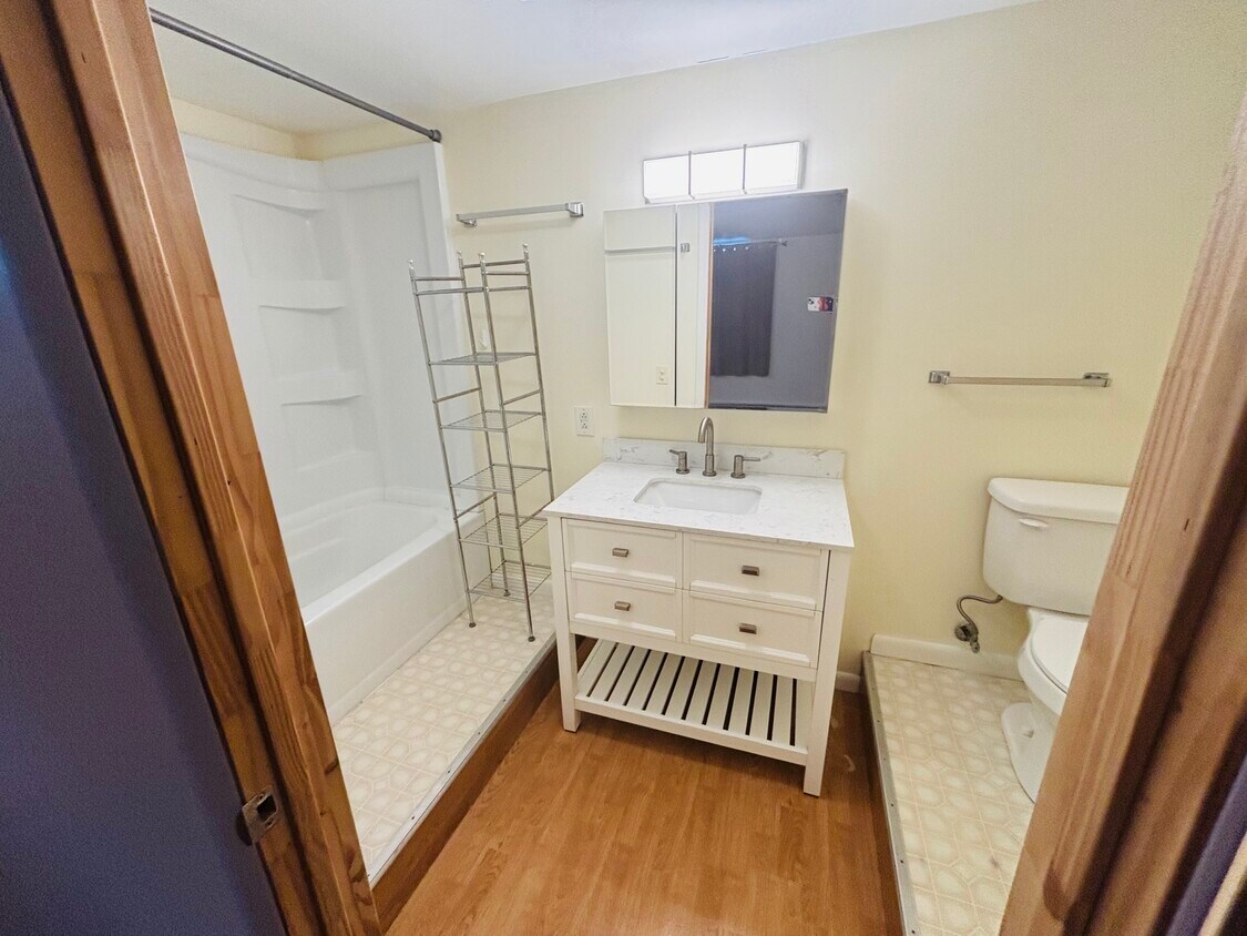 Building Photo - 135 Simsbury Dr