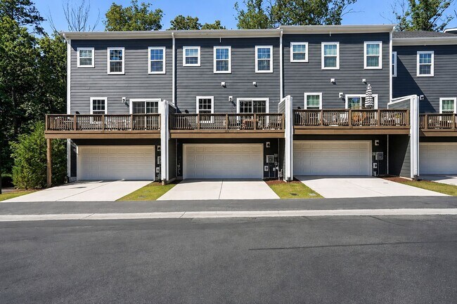Building Photo - BEAUTIFUL TOWNHOME IN A GREAT AMENTIES!