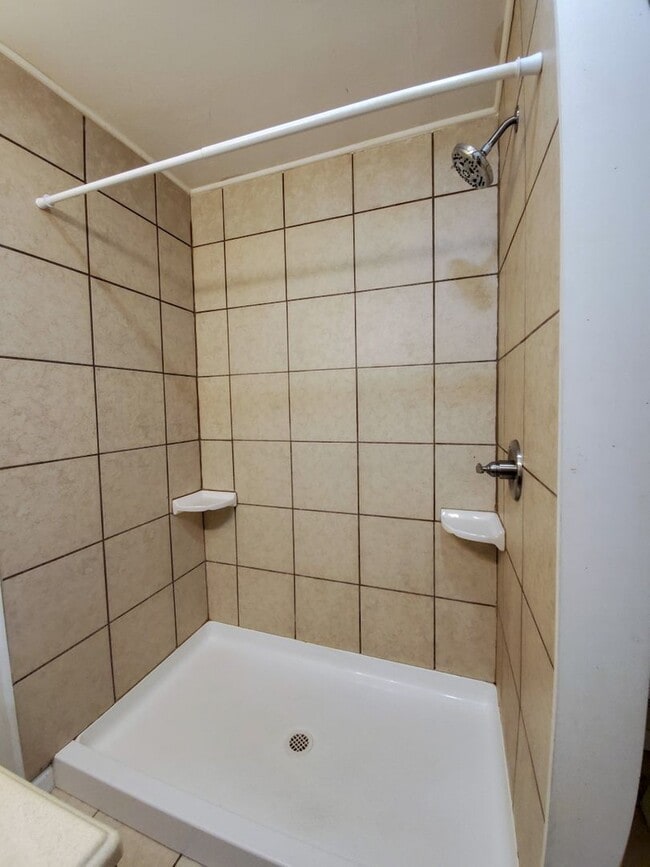 Building Photo - 4 Bedroom 2 bath Home in Shawnee