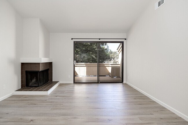Building Photo - Newly remodeled upstairs condo in gated co...