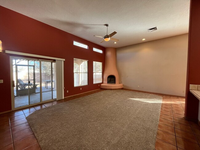 Building Photo - Southwestern 3 Bedroom 2 Bathroom Home In ...