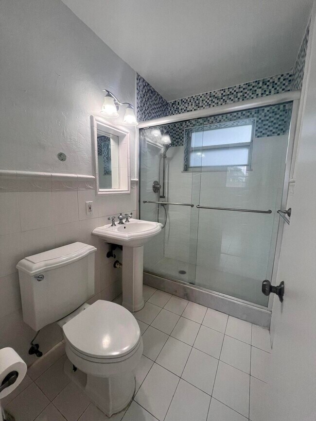 Building Photo - 3300 SW 32nd Ct