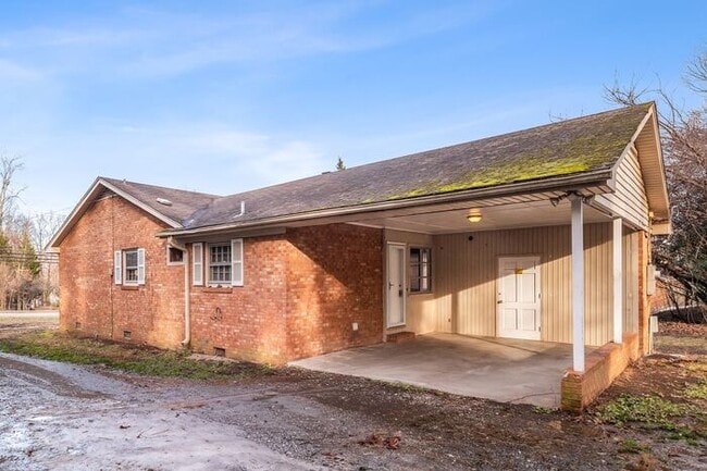 Building Photo - Large Brick Ranch, New Wood Like Flooring Throughout, Just Painted, LR, Den, Sun Room, Carport!