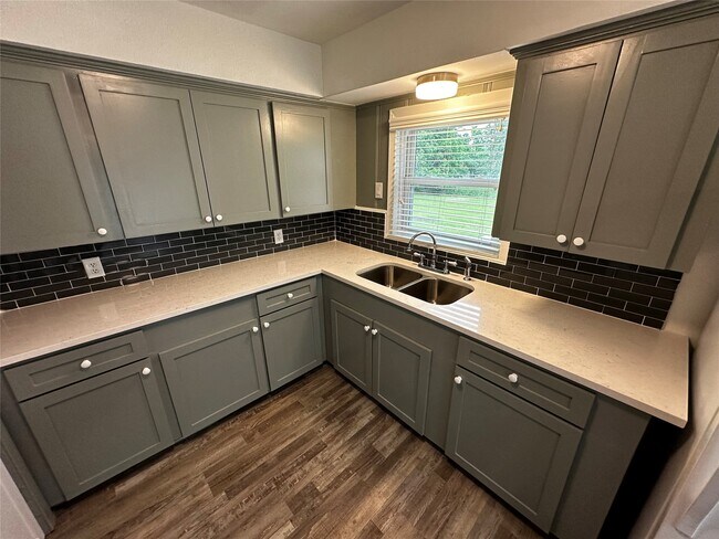 Building Photo - 318 Melton St