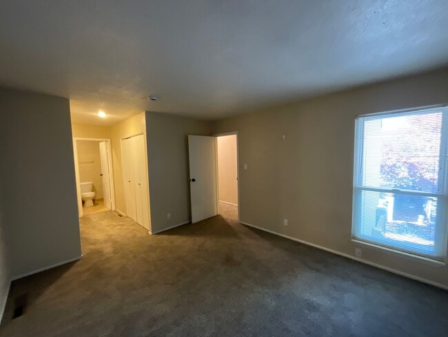 Building Photo - *Owner Broker* 2 Bedroom Townhome Availabl...