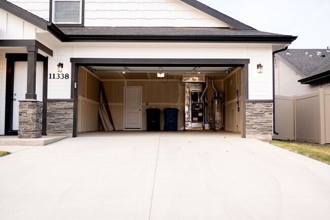 Building Photo - 4 bed 2 bath with bonus room