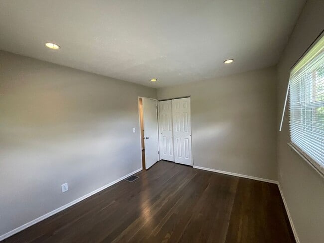 Building Photo - Amazing 3 bedroom 2 bathroom house availab...