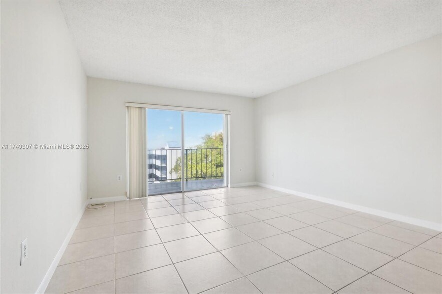 Building Photo - 9360 Fontainebleau Blvd