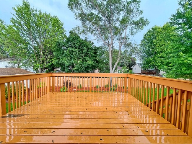 Building Photo - Sparkling Like New 3-Plus Bedroom with Vau...