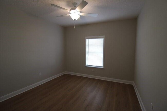 Building Photo - 324 S 5th St