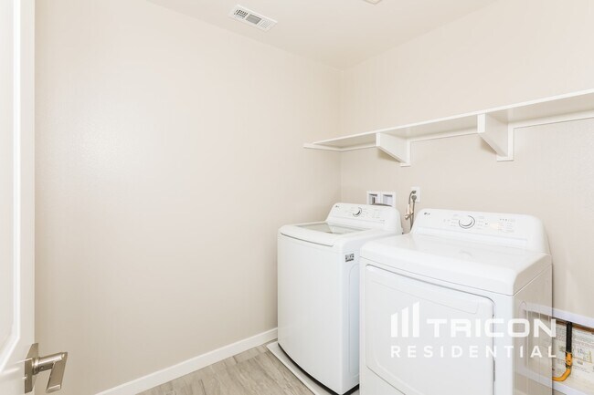 Building Photo - 31667 Hans Dr