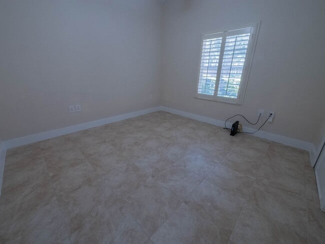 Building Photo - 2110 W 1st