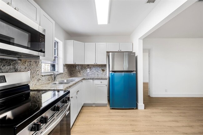 Building Photo - 2033 Dewey St