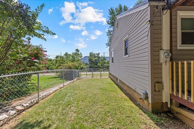 Building Photo - 4 bedroom, 2 bath home with den and garage...