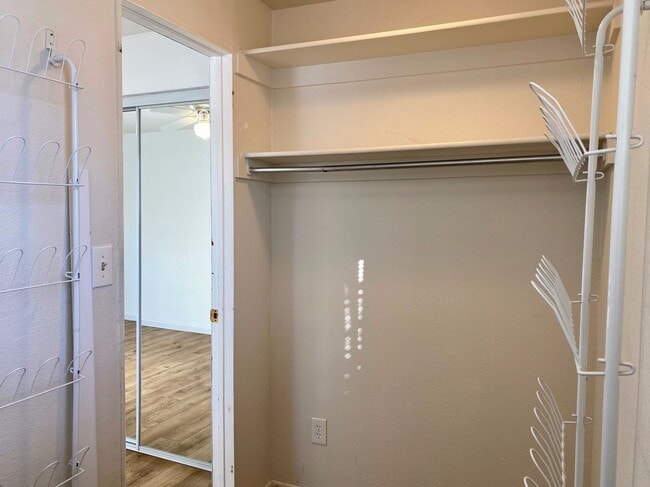 Building Photo - Spacious Tri-Level Home Featuring 4BD/2.5B...