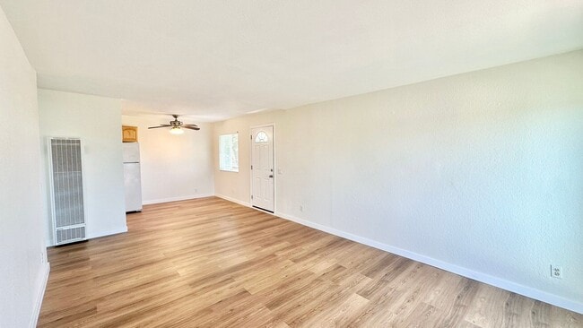 Building Photo - Darling, Upstairs, Corner-End Condo Unit i...